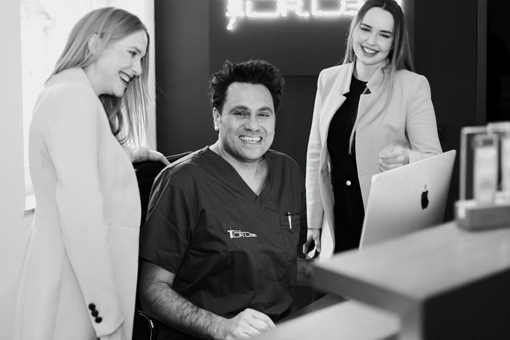Schönheitschirurg Dr. Demir und seine Assistentinnen 
